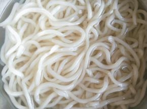 水开放入面条，面条煮熟之后捞起放入冷开水中过滤一下