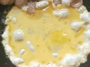 然后倒入鸡蛋液