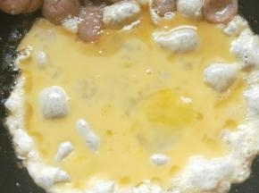 然后倒入鸡蛋液