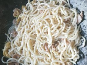 然后放入青菜与面条