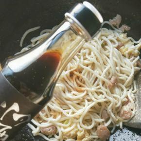 接着放入一点点盐与酱油