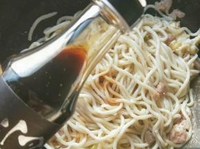 接着放入一点点盐与酱油