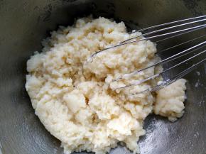 用手抽搅拌均匀，冷却备用