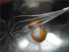 蛋黄加细砂糖搅拌均匀