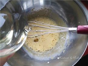 加入色拉油搅拌均匀