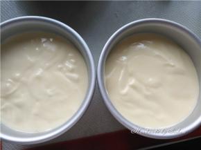 搅拌好的面糊倒入模具内，进烤箱155°烤35分钟就可以了。