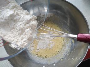再加入过筛的低粉搅拌均匀