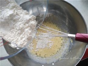 再加入过筛的低粉搅拌均匀