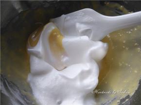 取三分之一蛋清加入蛋黄糊中切拌均匀，再加入剩下的蛋白切拌均匀