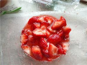 大概一个小时腌制到草莓出汁水就可以了