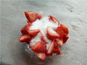 草莓切小块加入细砂糖和柠檬汁腌制