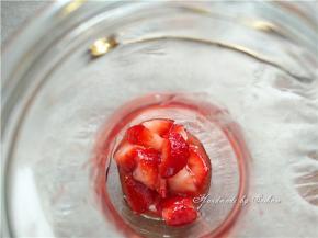 加草莓倒入瓶子里