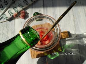 再将苏打水倒入杯中