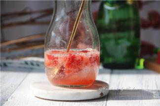 倒入三分之一苏打水