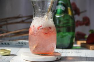 倒入一半苏打水