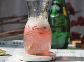 倒入一半苏打水