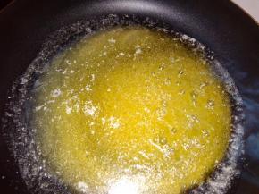 制作焦化黄油：把事先切好小块的黄油放入锅内，用中小火加热，黄油慢慢融化