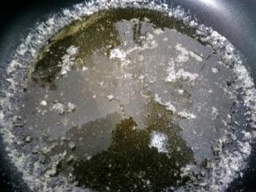 一边加热一边用刮刀轻轻搅拌，煮到变为褐色关火，放凉一会，过滤到容器中，备用