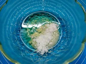 面糊制作：蛋白中加入细砂糖、蜂蜜