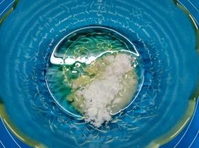 面糊制作：蛋白中加入细砂糖、蜂蜜