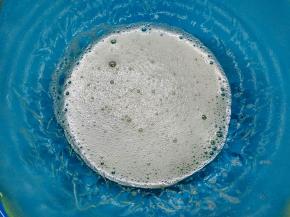 隔热水，用手抽搅拌混合，不要打发蛋白，打出这种小泡沫即可