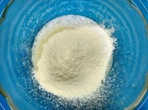 在蛋白混合物中，加入事先过筛好的低筋粉和杏仁粉