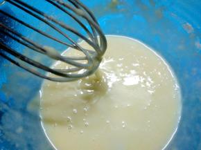 用手抽充分搅拌至顺滑