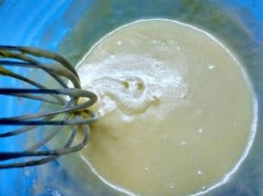 将微温的焦化黄油加入混合物中，继续搅拌均匀