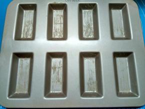 在模具底部刷一层层薄薄的黄油，刷黄油是烤制后底部更脆，模具本身不沾效果很好，不用刷油也可以的