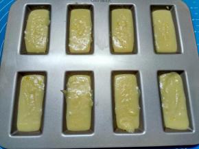 将面糊倒入模具中