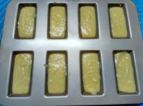 将面糊倒入模具中