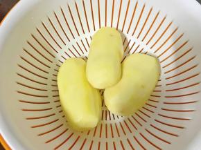 土豆，削皮备用。