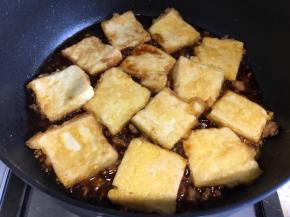 下煎好的豆腐，慢火煮，用淀粉调一点淀粉水，倒入锅内，倒入一小碗高汤