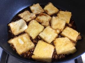 下煎好的豆腐，慢火煮，用淀粉调一点淀粉水，倒入锅内，倒入一小碗高汤