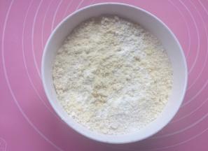 粉类、盐等材料拌匀