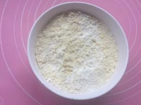 粉类、盐等材料拌匀