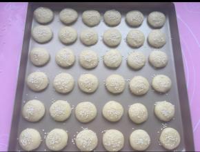 放烤盘，撒白芝麻