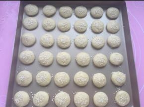 放烤盘，撒白芝麻