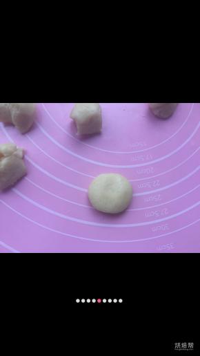 搓圆然后稍稍压扁