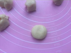 搓圆然后稍稍压扁