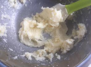 黄油软化后加入细砂糖打发到发白