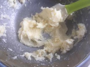 黄油软化后加入细砂糖打发到发白