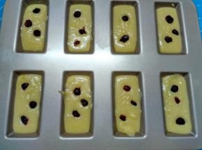 表面摆放上蔓越莓，这个可以根据自己喜好放，然后轻震几下，放入事先预热好的烤箱，170度，上下火，烤15分钟