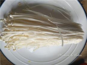 金针菇洗净备用