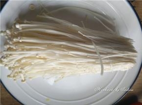 金针菇洗净备用