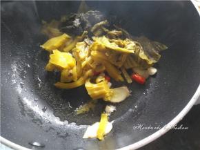 加入酸菜翻炒出香