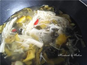 待金针菇超软后加入水煮开