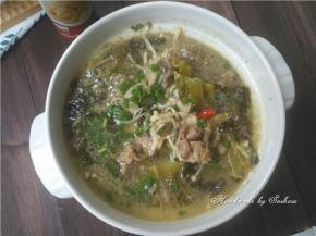 出锅后表面撒上一把香菜即可