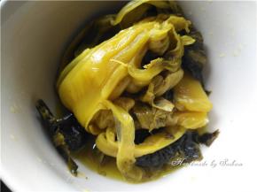 酸菜洗净切小块备用