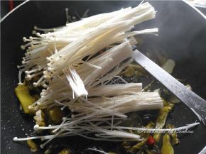 继续加入金针菇翻炒